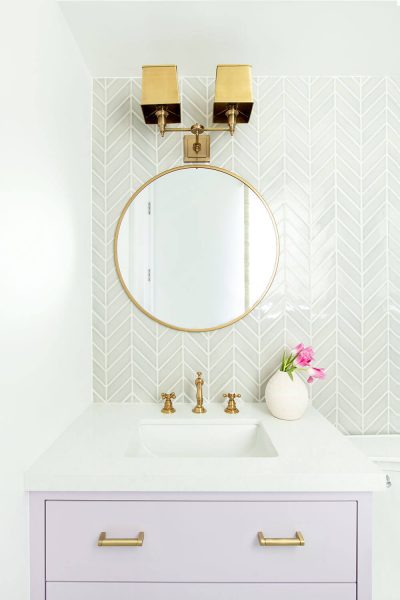 bathroom design with circular miror